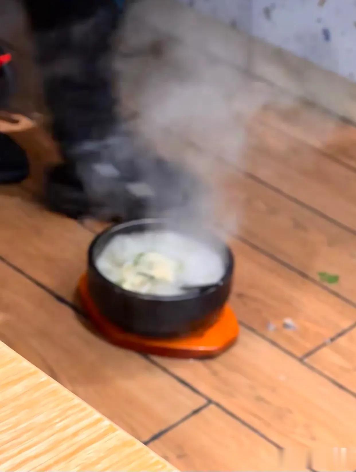 我的天，服务员小哥被滚汤溢出来烫伤了[雾霾]
我的天，中午去吃饭，点了个石锅牛肉