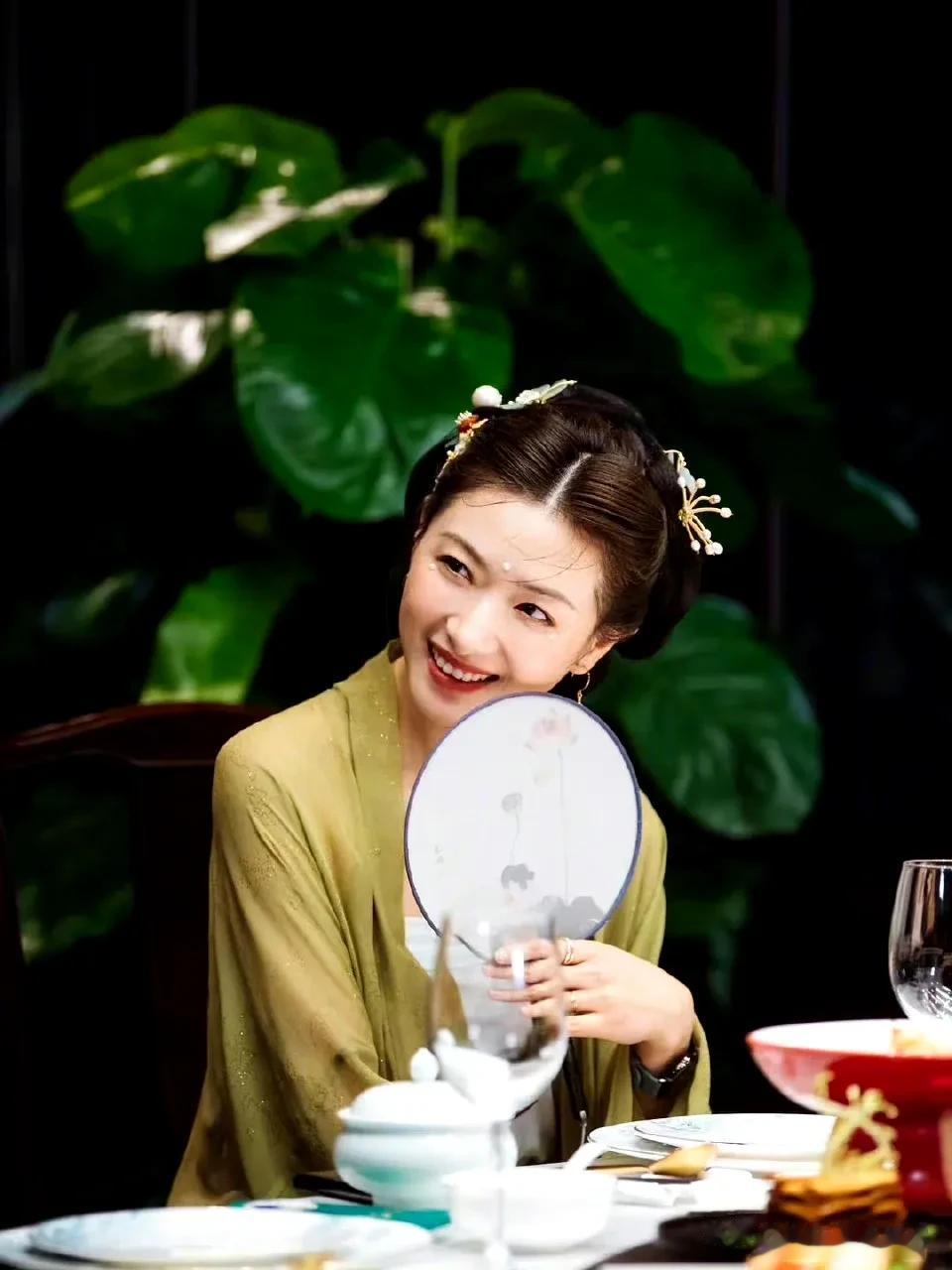 万茜古装也太美了吧，比她的现代装好看太多了，有一种淡雅清新的感觉！拿着扇子低头微