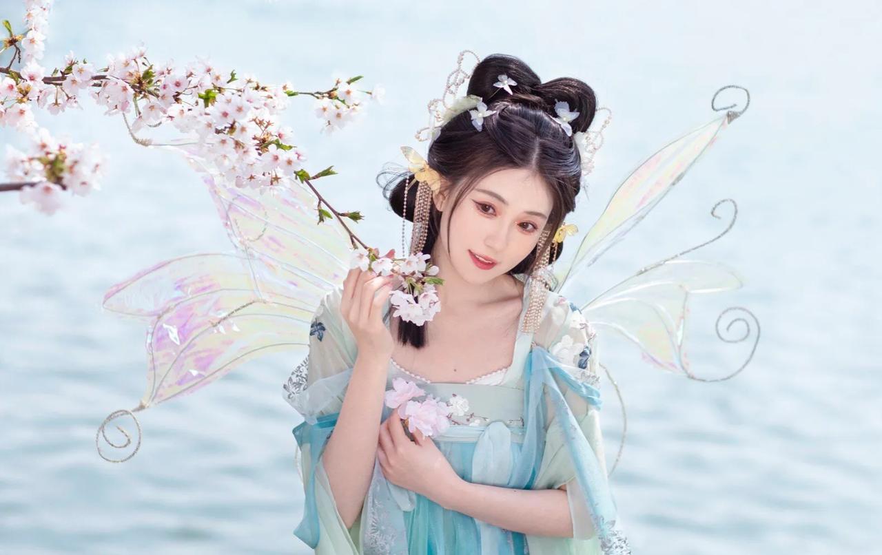 《东风第一枝  桃花》

曲陌清寒，野村天碧，越溪山色如许。迎曦露晓凝晴，隔岸芳