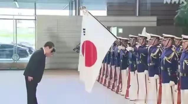 后院起火！正在日本进行“屈辱式”破冰之旅的韩国总统尹熙悦，没想到国内突然翻车！
