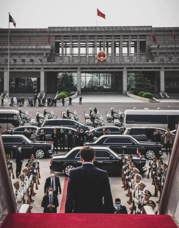 结束访华的马克龙称：欧洲必须减少对美国的依赖，并避免卷入美中在台湾问题上的对抗。