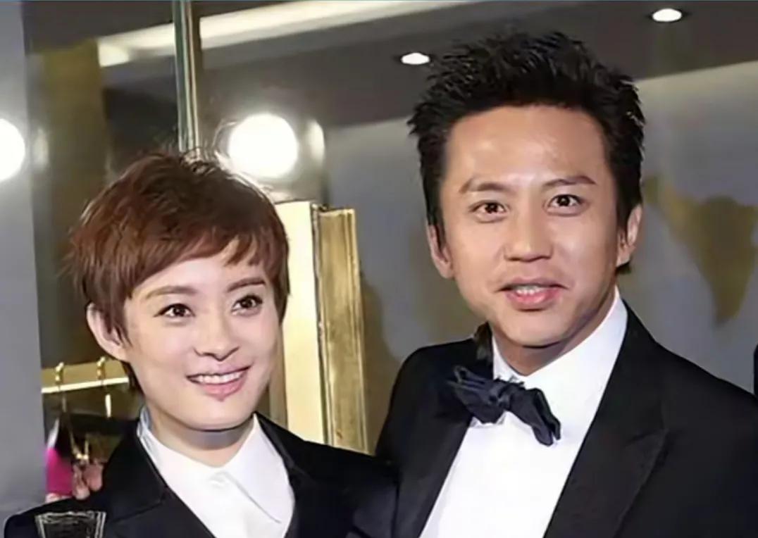 娱乐圈最恩爱的三对夫妻[比心][比心][比心]
第一位是邓超和孙俪，这对搞怪夫妻