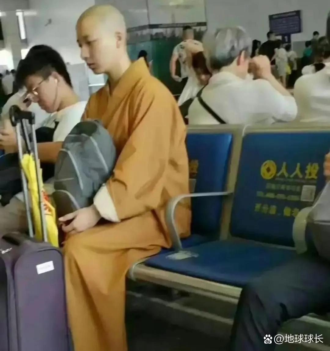 师父宝相庄严、威仪具足，她看起来很安静，像是在想事情。能有勇气剃光头发出家当尼姑