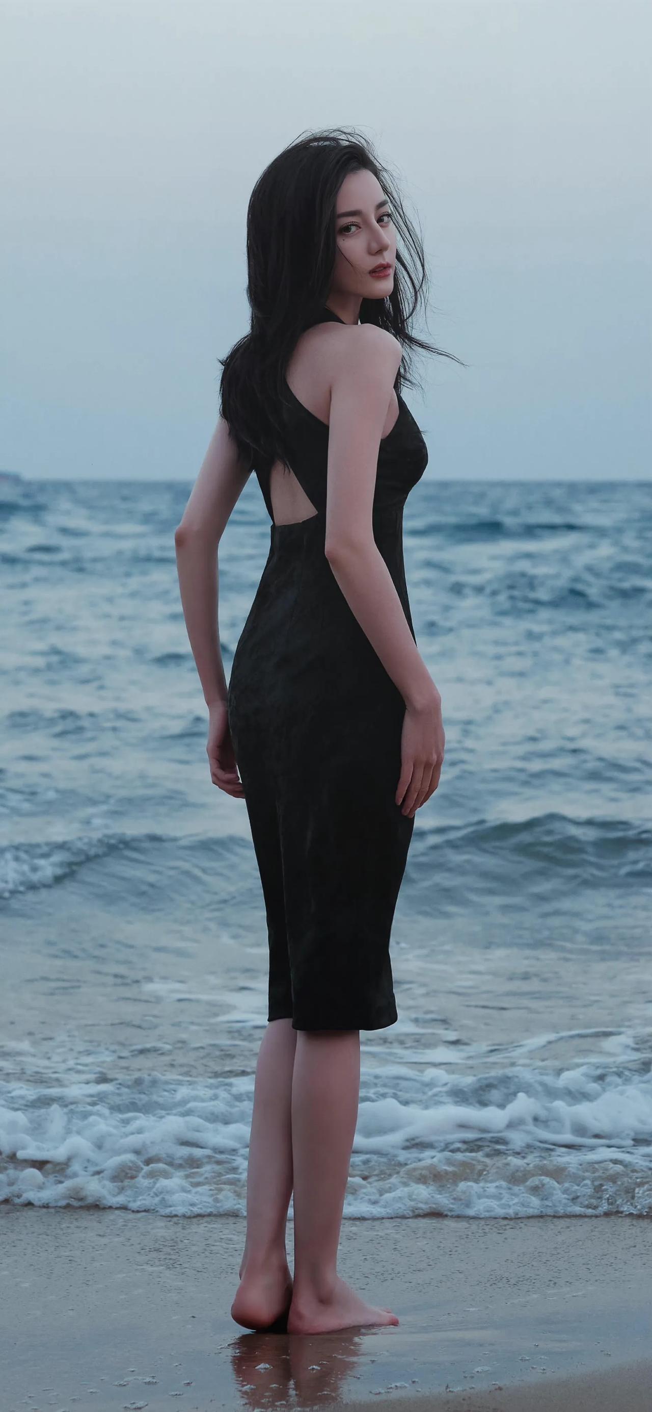 迪丽热巴沙滩照回击怀孕传闻。这下能证明没怀孕了吧？还是跟以前一样美。

性感，风