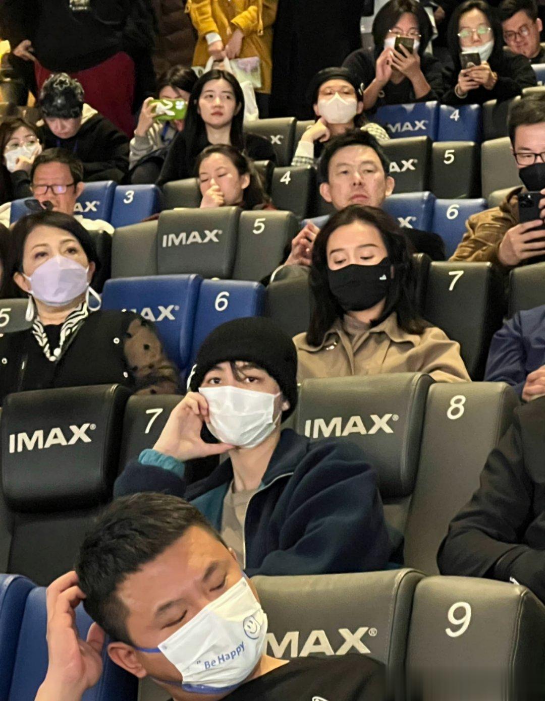 #王俊凯亮相不止不休首映#王俊凯也去了《不止不休》首映礼，而且看的好认真啊 ​​