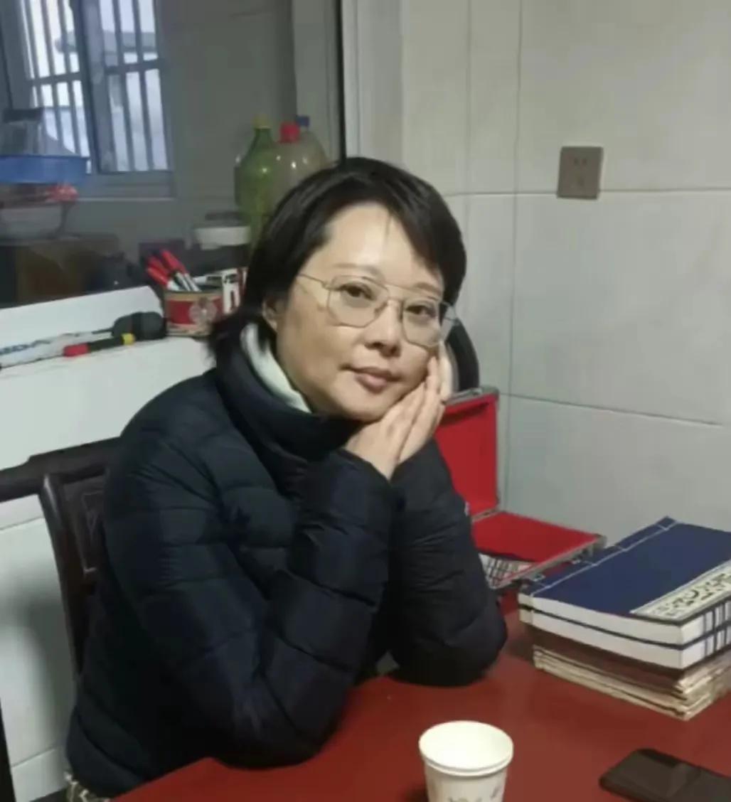 女星袁立穿百元羽绒服回老家过年
