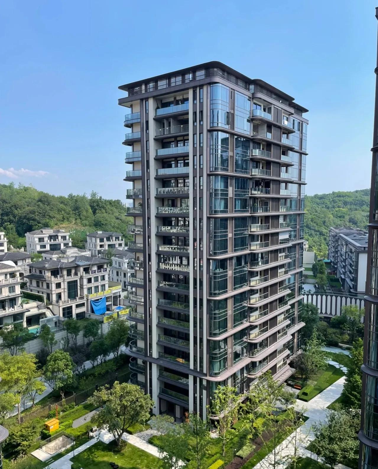 很多人说重庆楼市很 LOW ，没有价值空间。格局太小了！隔壁成都楼市表现非常亮眼