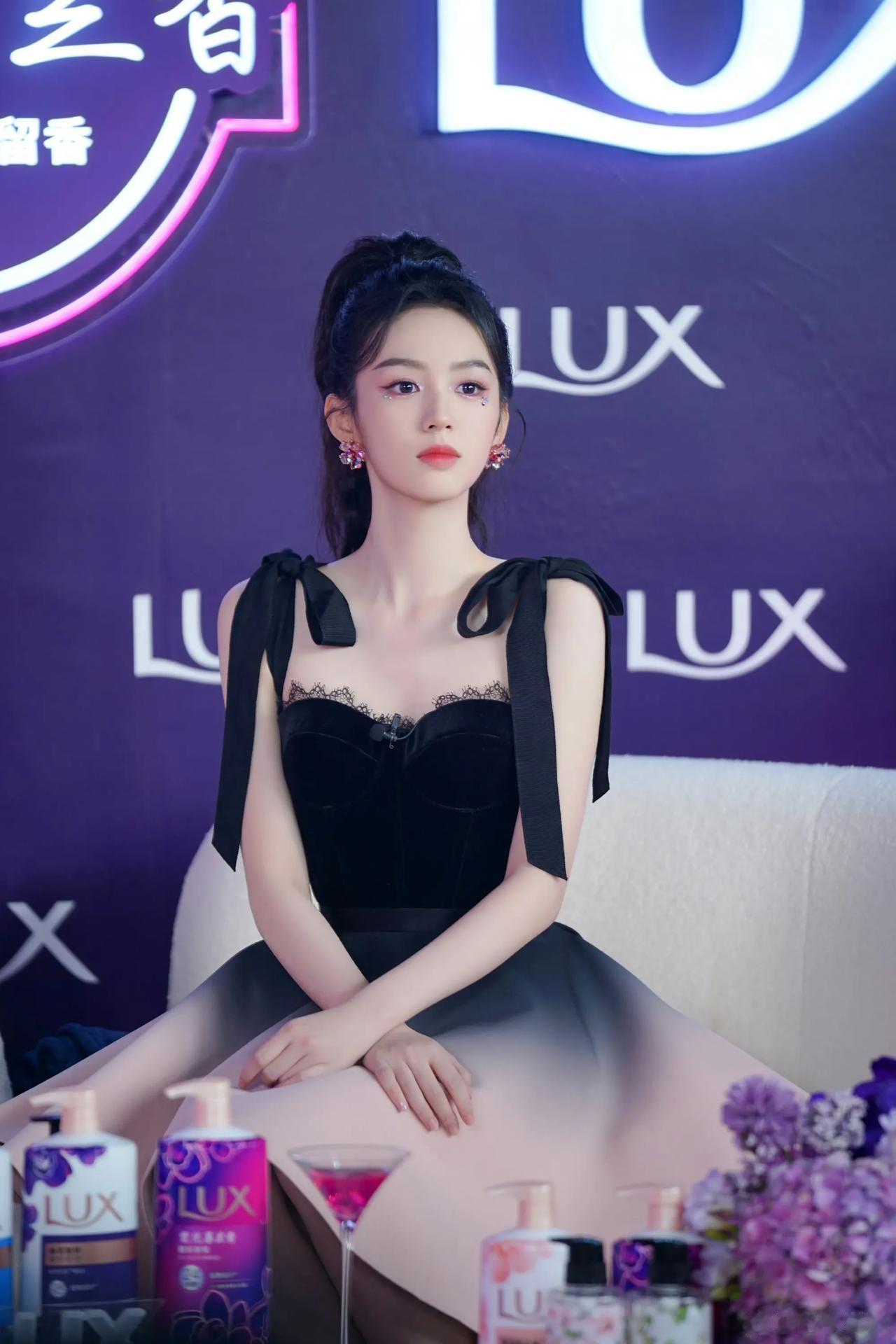 周也

如鲜花般的年纪，
岁月带不走的青春和年华，
醉在经历里，
你一身黑色吊带