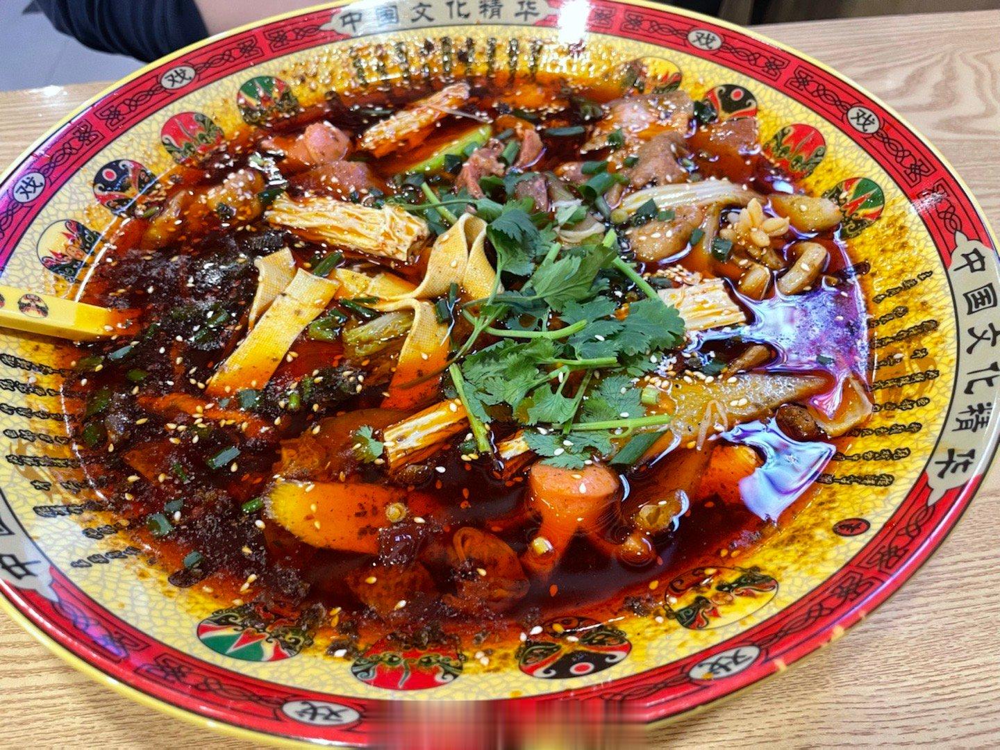  逛奥莱逛晚了顺便吃个冒菜，多少也是有点刺客的感觉了，随便夹点菜一称就100多了