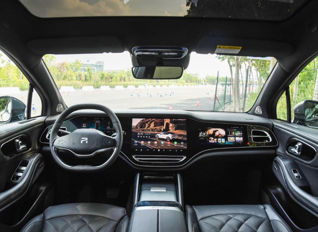 这不自己打起来了吗？

智己和飞凡，作为上汽旗下的两个新能源汽车品牌。宣传的定位