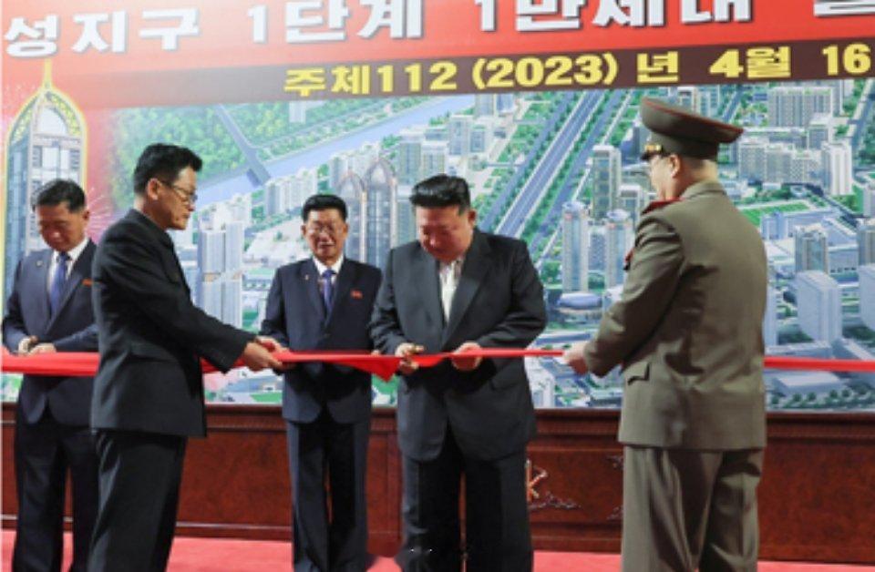 4月16日，朝鲜首都平壤和盛地区万套住房项目一期工程在开工一年多后竣工，金正恩出