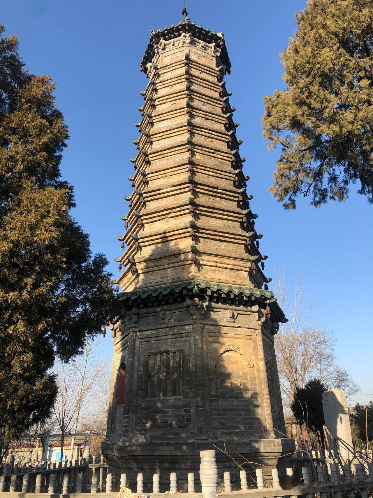   燕塔，易县的辽代密檐砖塔。古塔附近田野中分布很多战国贵族大墓。