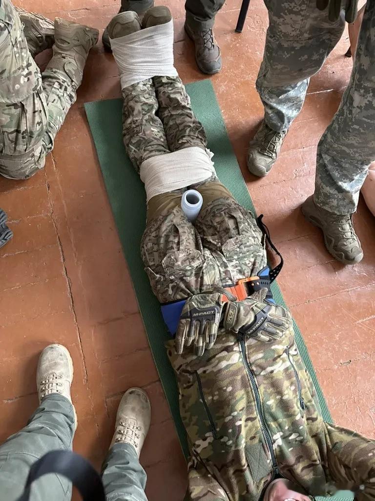 俄军士兵被紧绑住双脚是为了提前