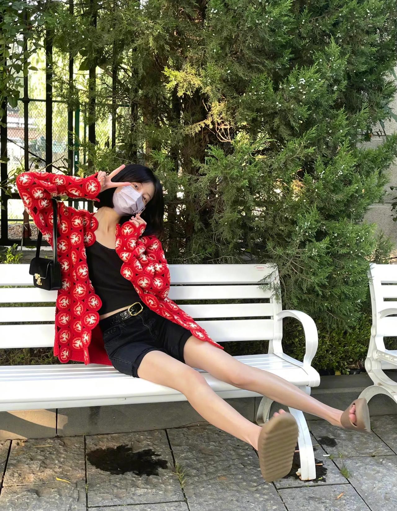 分享李溪芮近日的两套私服解析，都是宽松的穿搭风格，稳稳拿捏住了高个子穿搭，真不愧