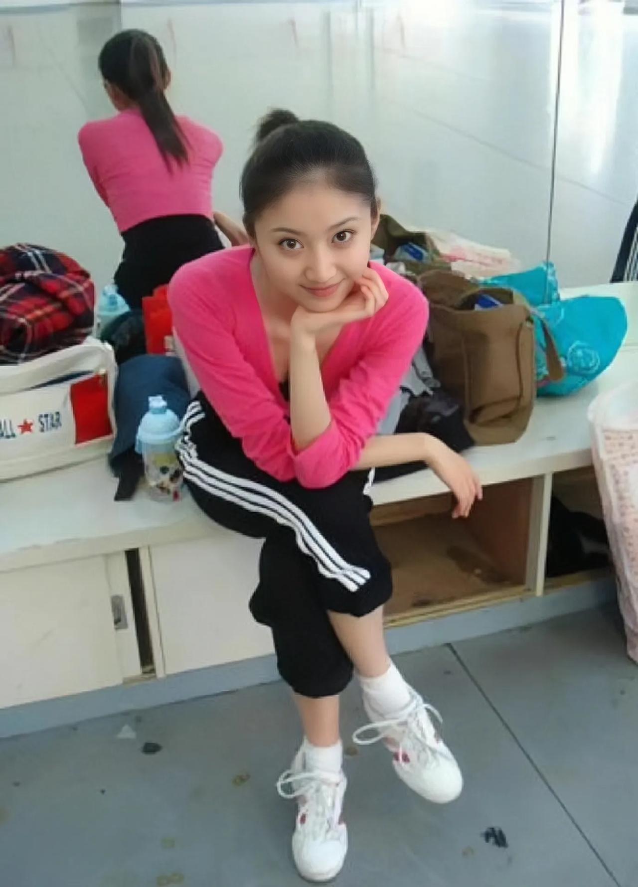 17岁时练芭蕾舞的景甜，纯真甜美，因为双眼皮太大，被称为“蛙系美女”。
少女时的