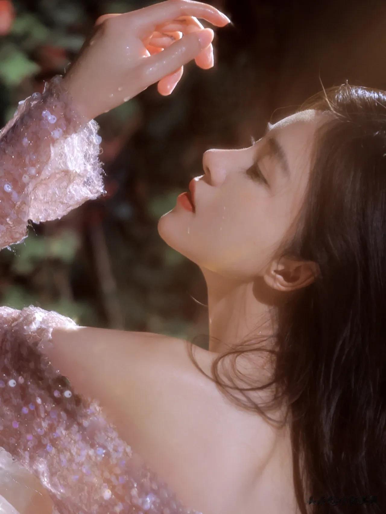 薄纱 花瓣 浴缸
每个元素都超