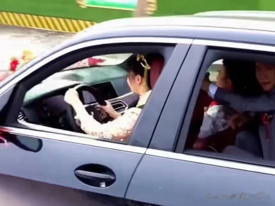 新娘晕车，所以自己当婚礼司机。
湖北秭归，马路上出现新奇一幕。
一辆婚车的驾驶位