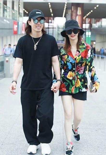 戚薇夫妇的时尚街拍照:
两口子的衣品绝了
张张不重样
张张不撞衫
张张不俗气
张
