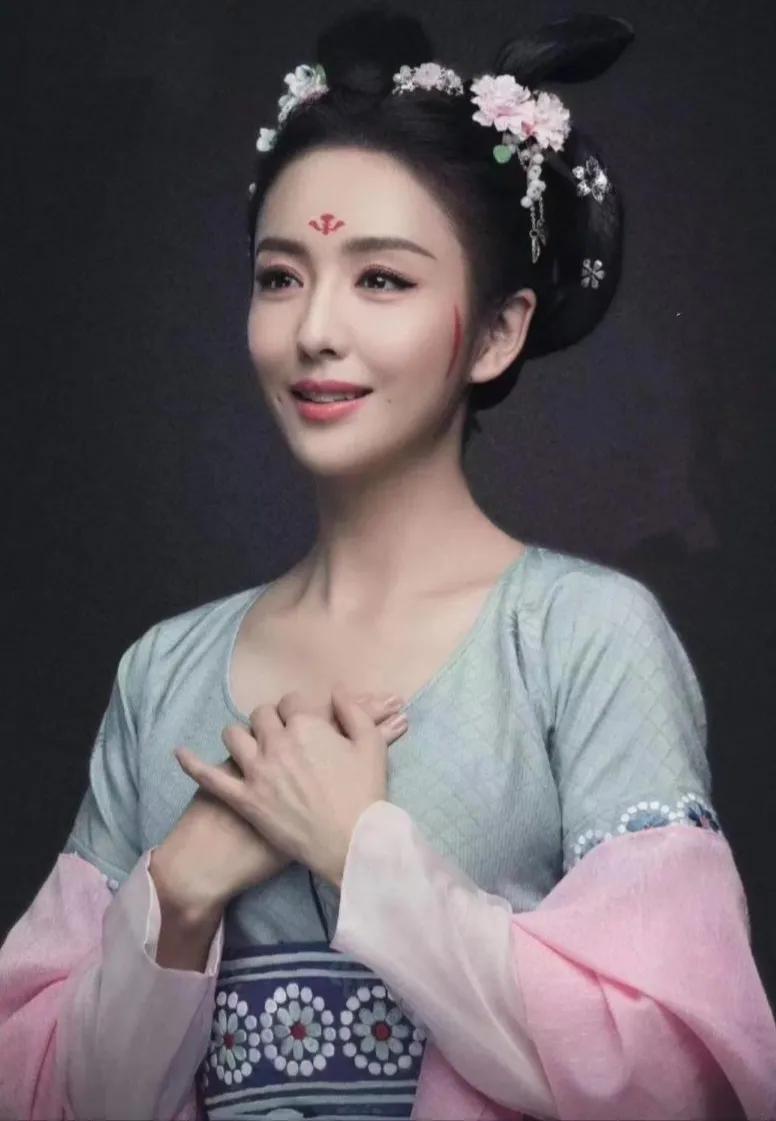 《国家宝藏》给佟丽娅设计的初唐少女造型，佟丽娅真的很美，这个古装造型少女感满满，