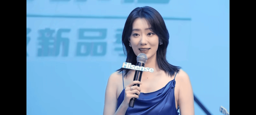 #张小斐蓝裙子直播状态# 从容优雅说的就是她了！的发型、服装都绝美。状态自然又松