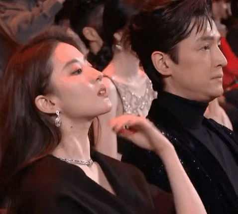 刘亦菲杨幂不和？两人全程无交流，杨幂也不愿意站在刘亦菲旁边，和杨颖礼让着。

两