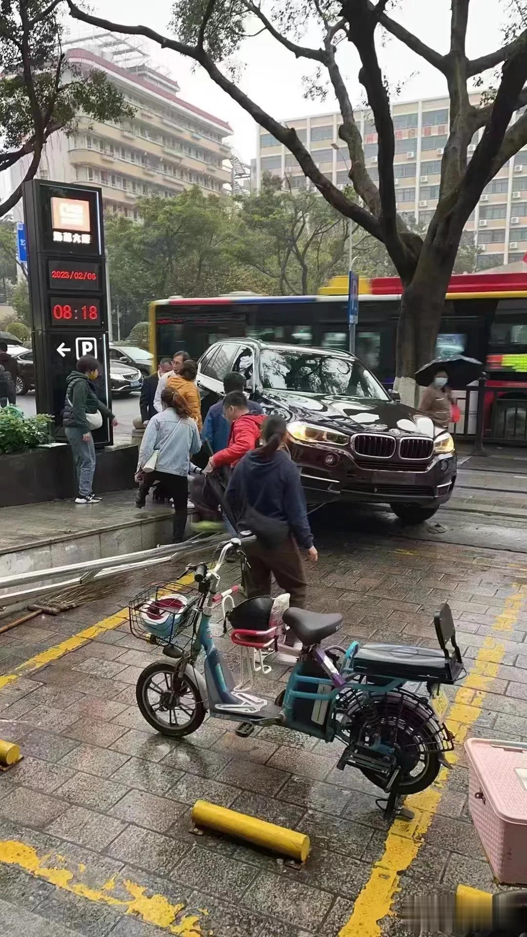 据网友爆料，疑似广州一辆宝马失控，径直的冲上了旁边上人行道。从现场视频来看，有一
