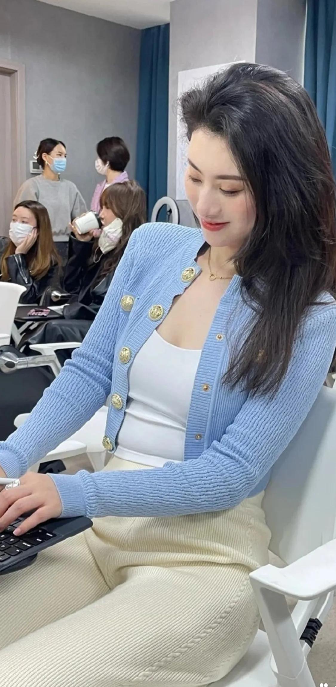 公交车上有很多人让座，地铁上没什么人让座，高铁上几乎不让座，飞机上就更不用说了。