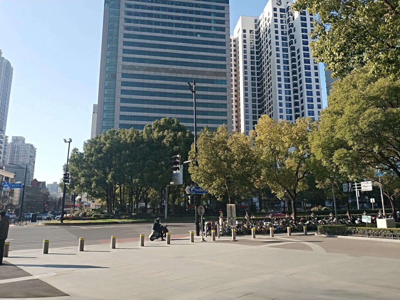 最近被早起，不太情愿的被遛，没成想7点左右的公园竟然很热闹了。所以，世界上没有想
