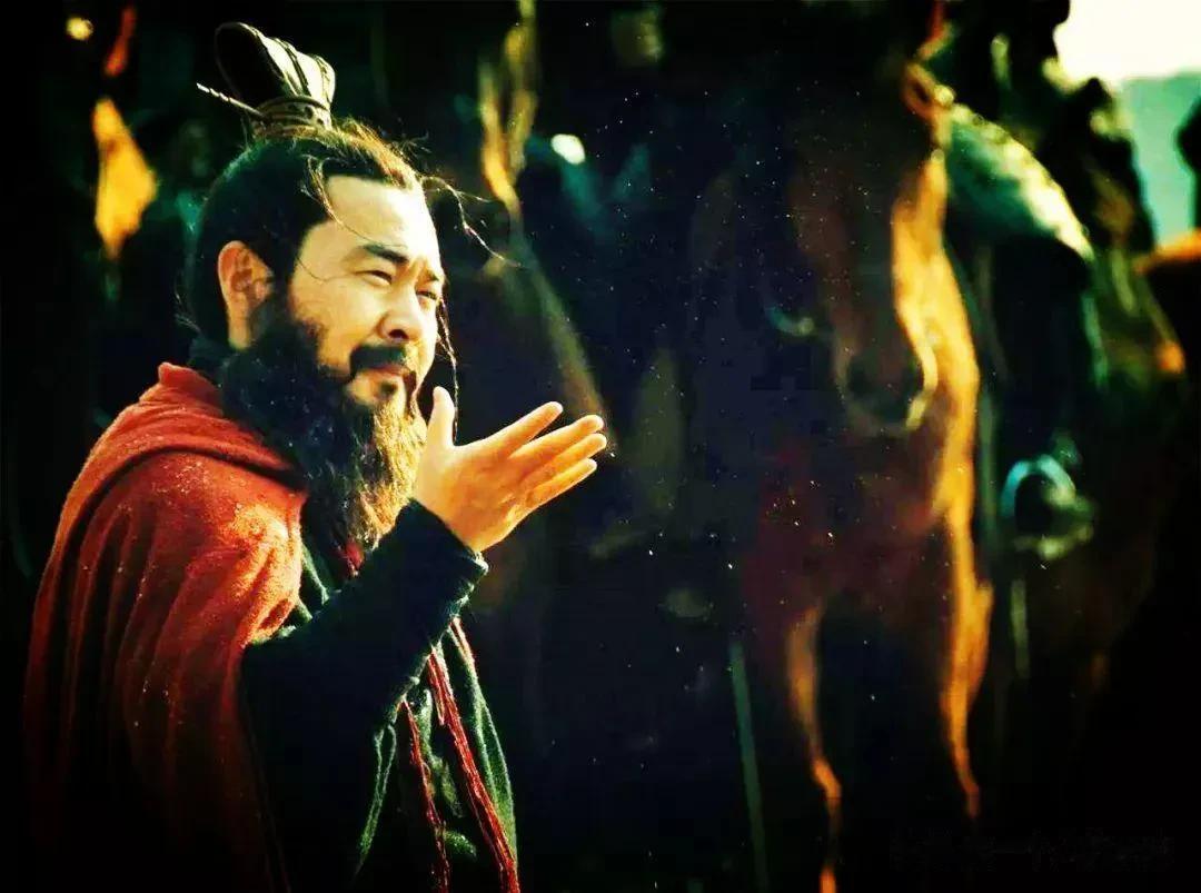  

曹操曾经单纯的认为：只要惩治贪官污吏，整肃朝纲，就可以还天下一个四海升平。