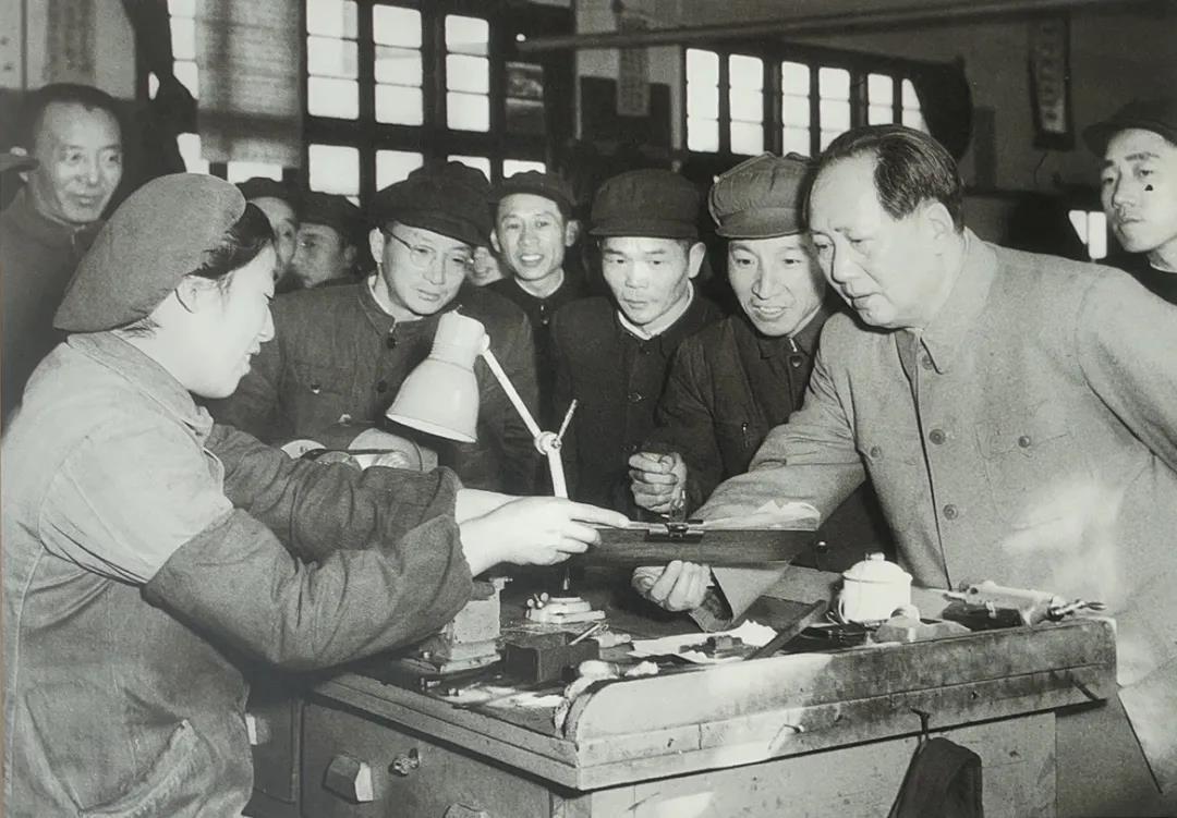 1956年，毛主席视察国营南京无线电厂。
毛主席和工人们是在研究什么呢？十分好奇
