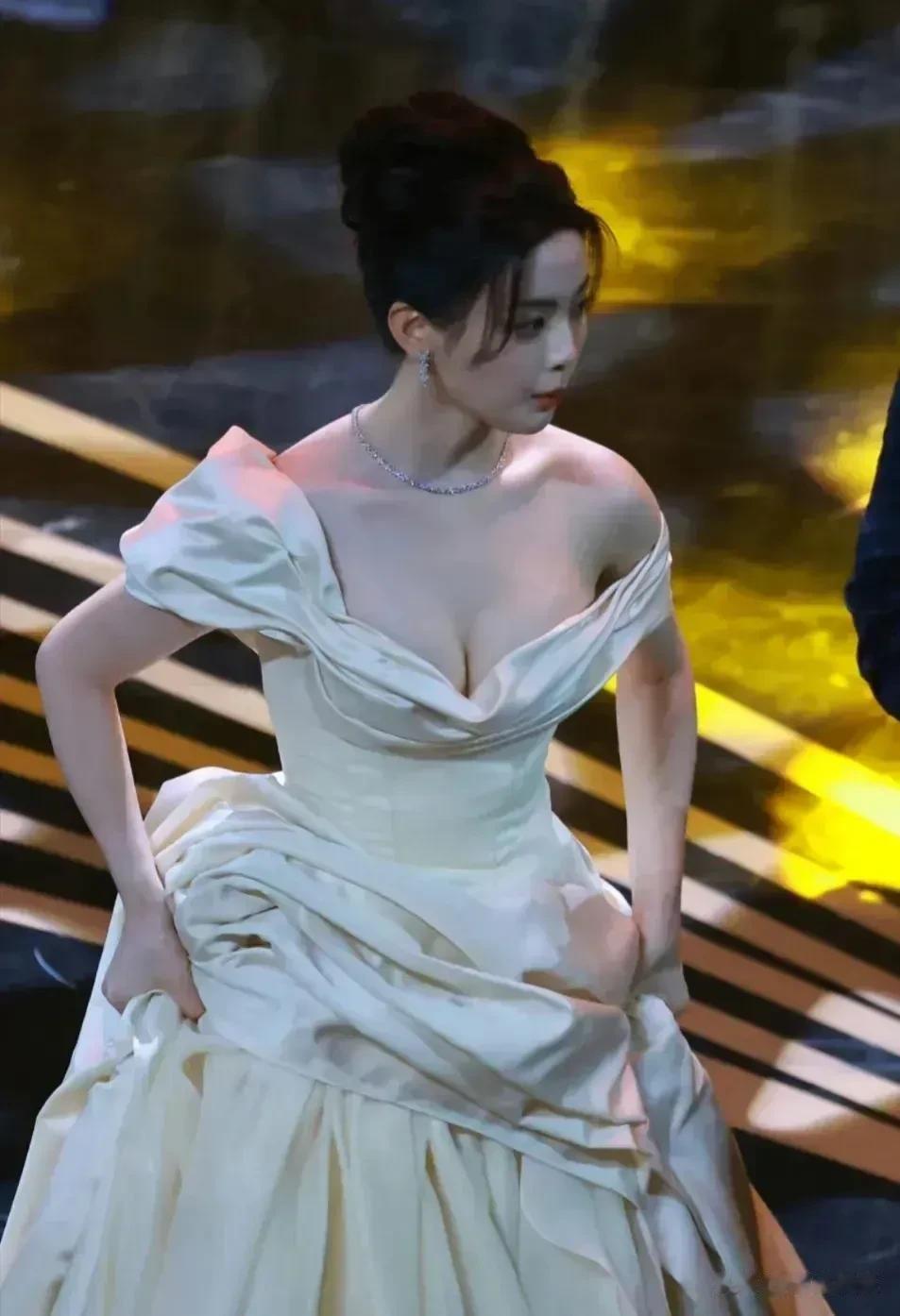 杨超越真的那么火吗？好像也没有啥代表作，不过长相甜美可爱一点而已～