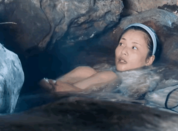 刘涛泡温泉太美了，刘涛年轻时也是大美女，不仅身材好，长得也是贤妻模样，好嫁风。
