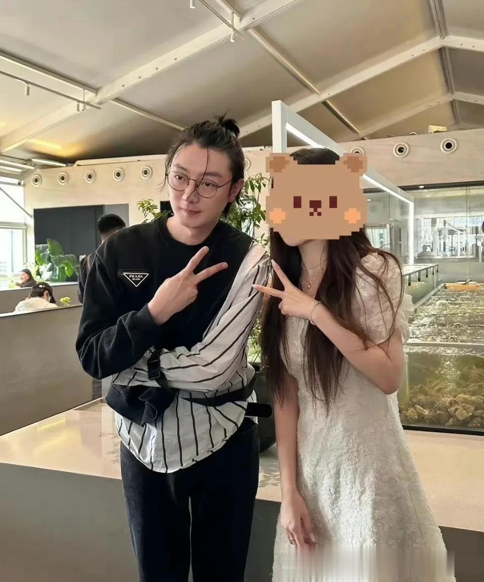 苏小玎和素人合照[笑哭][笑哭]看着有点害羞啊！不过还蛮时尚的而且颜值也高，也没