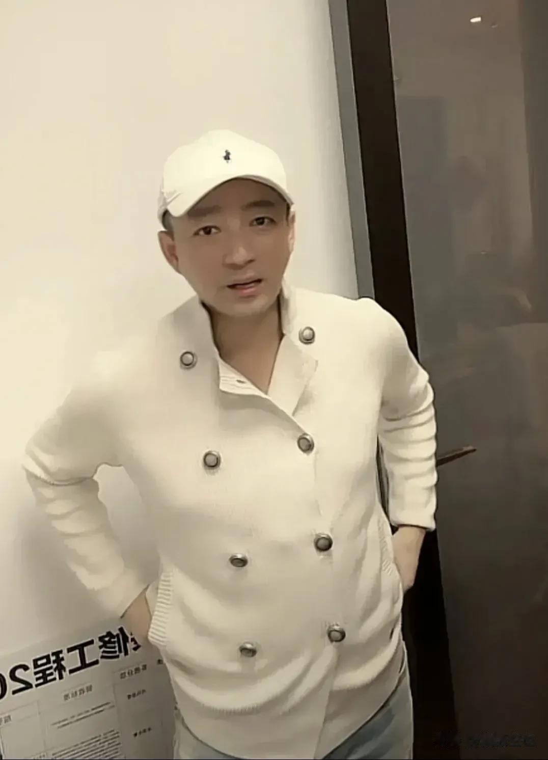 汪小菲最近怎么老是这种装扮啊，