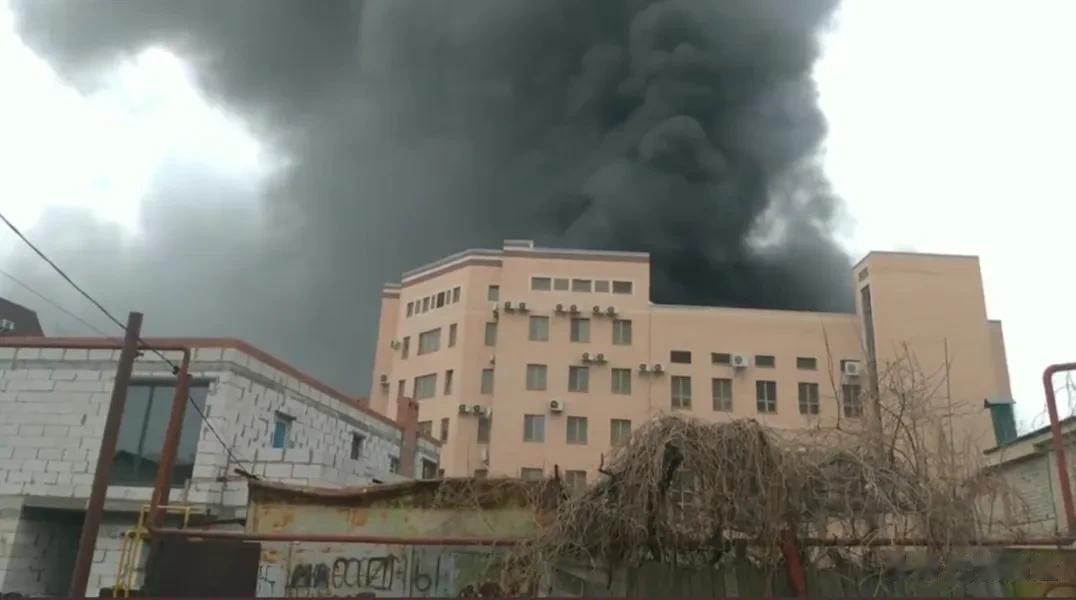 污染环境、影响市容，今天上午俄国顿河畔罗斯托夫市俄联邦安全局边境服务大楼突发大火