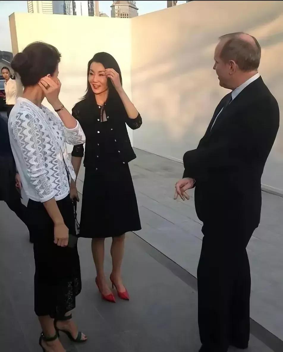 张曼玉优雅老去不做作，穿黑色短裙也这么美，把摇滚风穿出港风味第一人。

58岁张