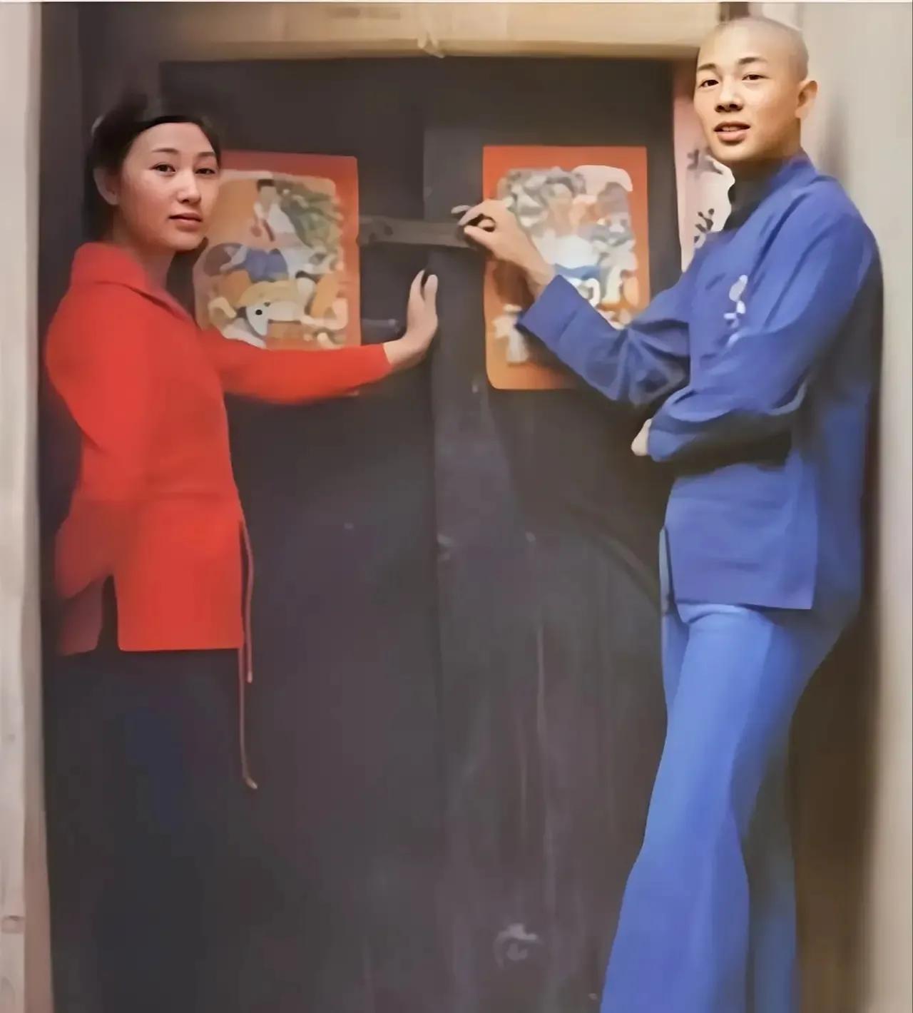 年轻时的李连杰和他的初恋女友丁岚的合影，俩人郎才女貌，天生的一对，可惜没能走到一