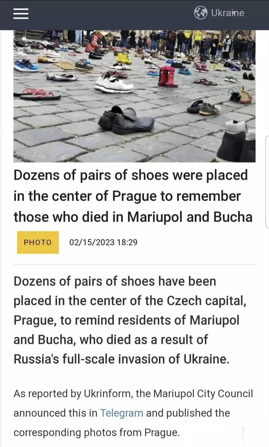 捷克首都布拉格市中心摆放了几十双鞋子，以提醒居民记住俄罗斯全面入侵乌克兰马里乌波