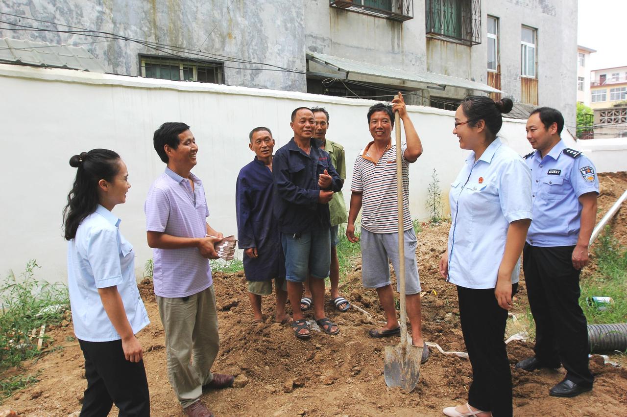 8月7日下午，方城县人民法院执行干警来到该县城关镇某工地，将执行到位的7.4万元