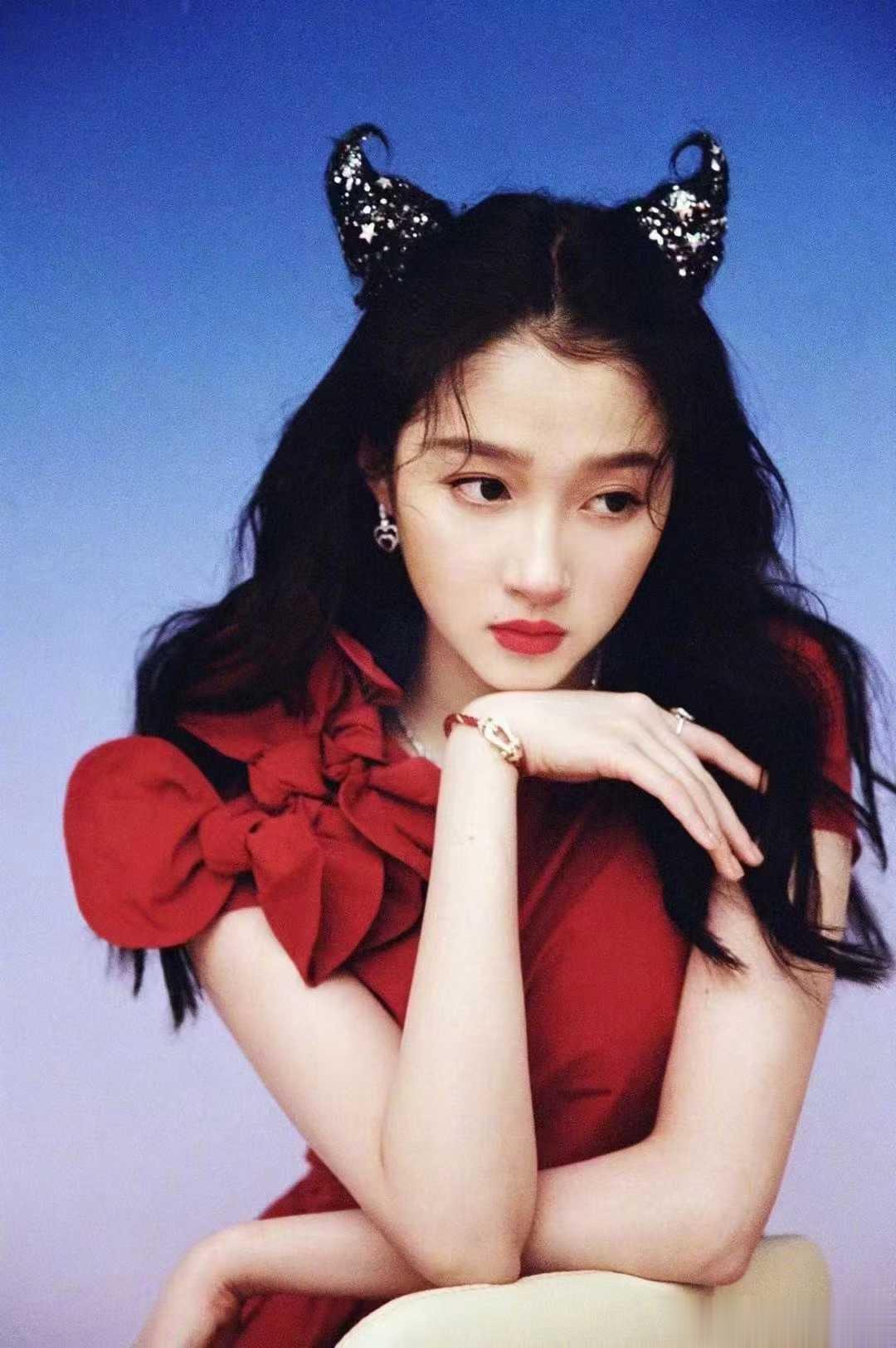 长大以后你会发现，跟朋友、亲戚、同事，甚至家人，都不能表露出自己真实的情感，每说