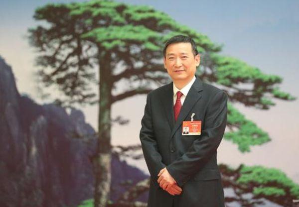 头条热榜。低效低质提案，为什么年年都有？人民代表，务必要提高参政议政水平和质量。
