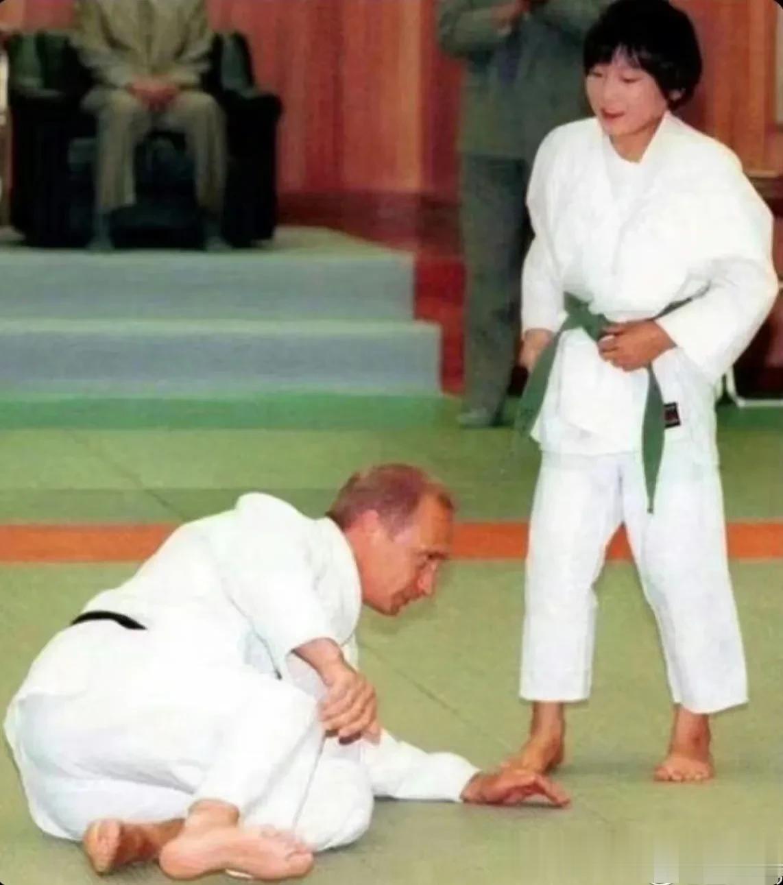 这组照片在俄罗斯从未公开，只曾在日本媒体报道过。
2000年9月5日，日本森喜郎