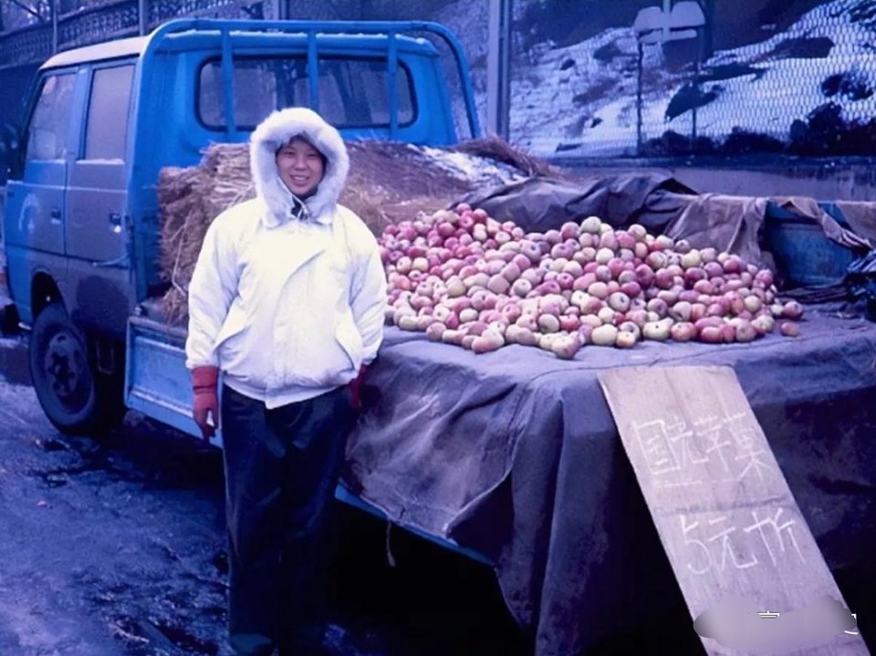 #历史那些事[超话]#1999年11月，辽宁鞍山，一名妇女裹得严严实实，站在一辆