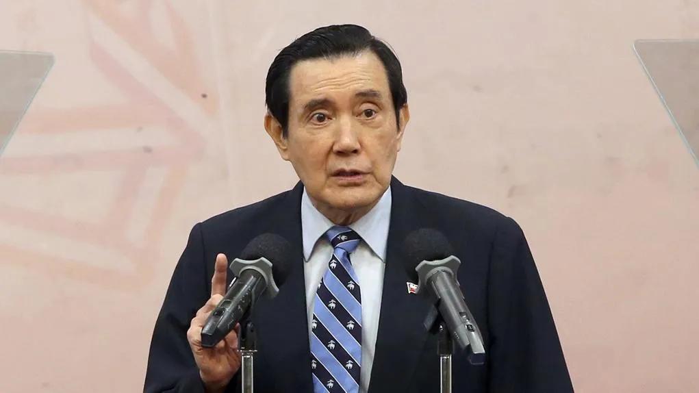 马英九回湖南湘潭祭祖。

一、几乎全家人出动。随行的还有他的三个姐姐和一个妹妹及