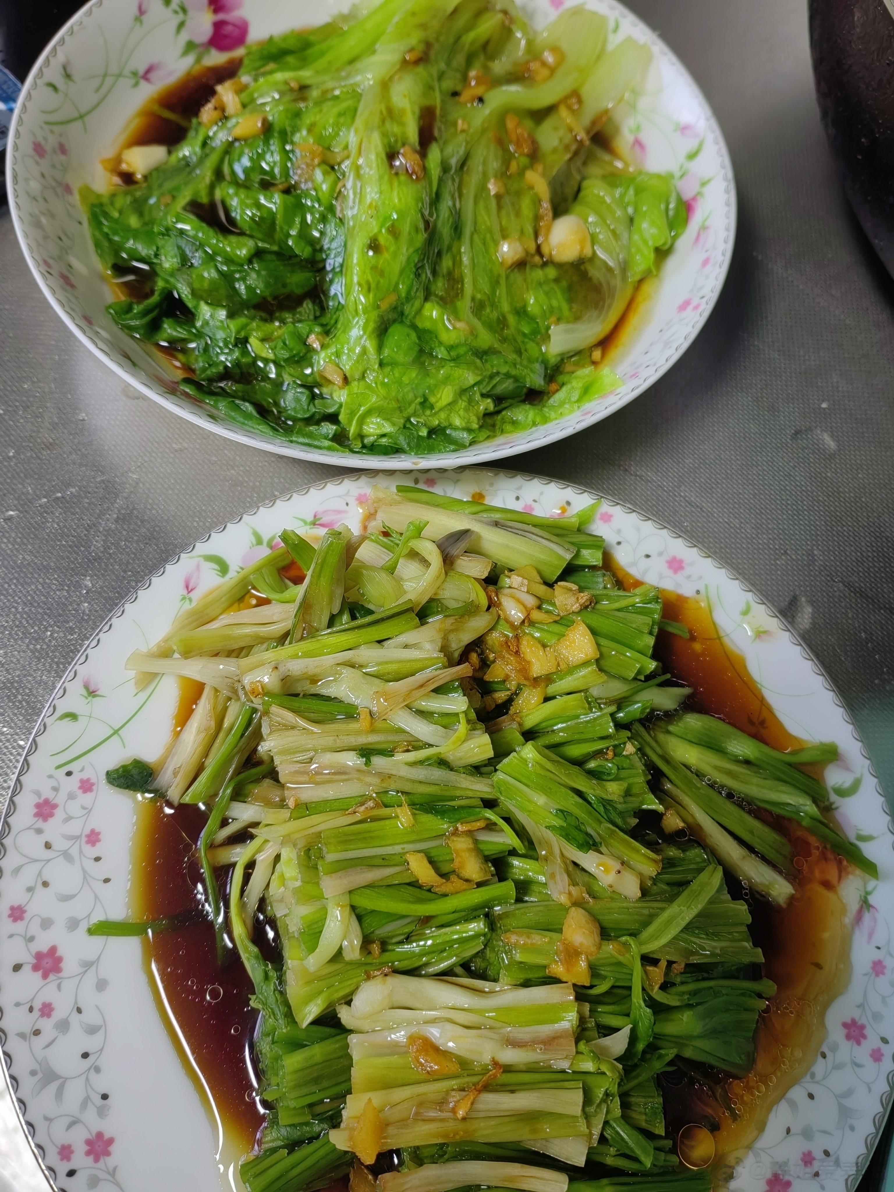    老爸的做的凉菜，老妈包的