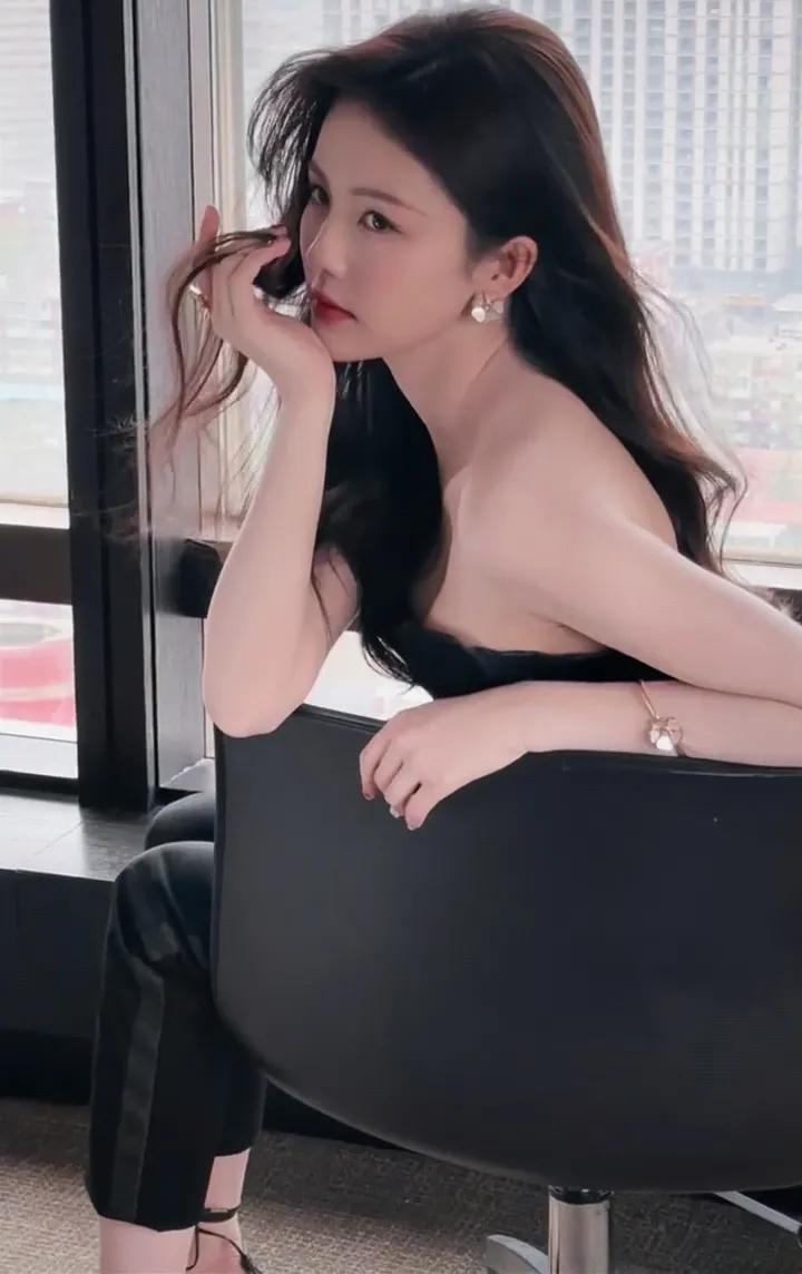 白鹿的青春可爱”。 

在我们的生活中，白鹿是一种受人喜爱的动物，因为它们通常被