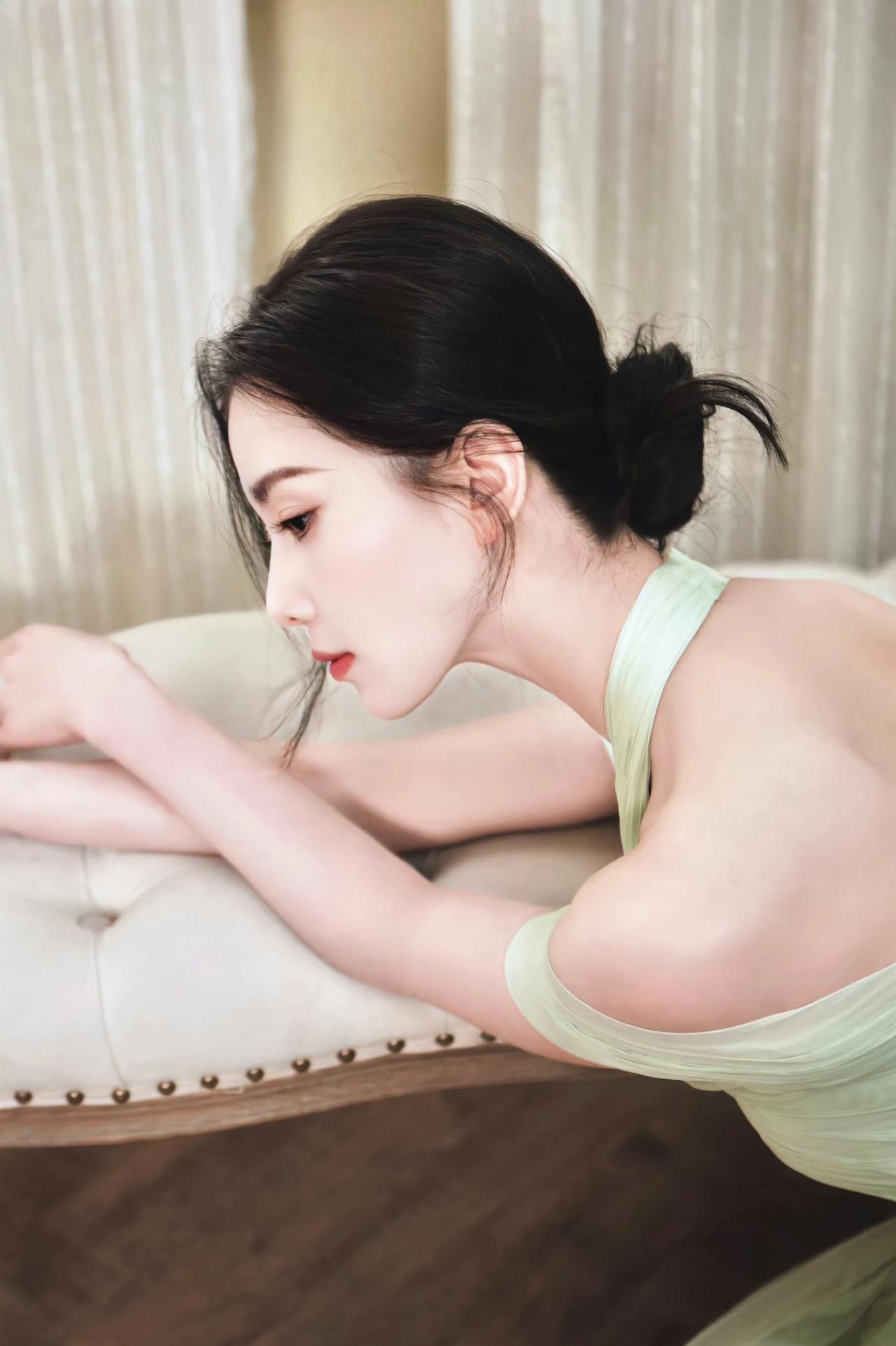刘诗诗

妙曼浅显的诗情画意里，
像躲进你身体，
拥抱着一份美妙，
你一身浅绿色