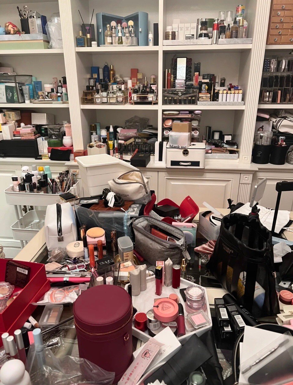 徐璐的化妆品，很真实的明星家的化妆台！ ​​​