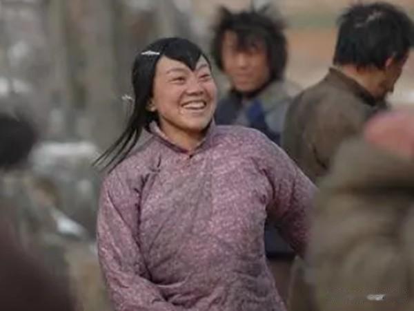 盘点演过村姑的女明星们，闫妮最接地气，而她才是一代人的青春！
图一是演员闫妮的村