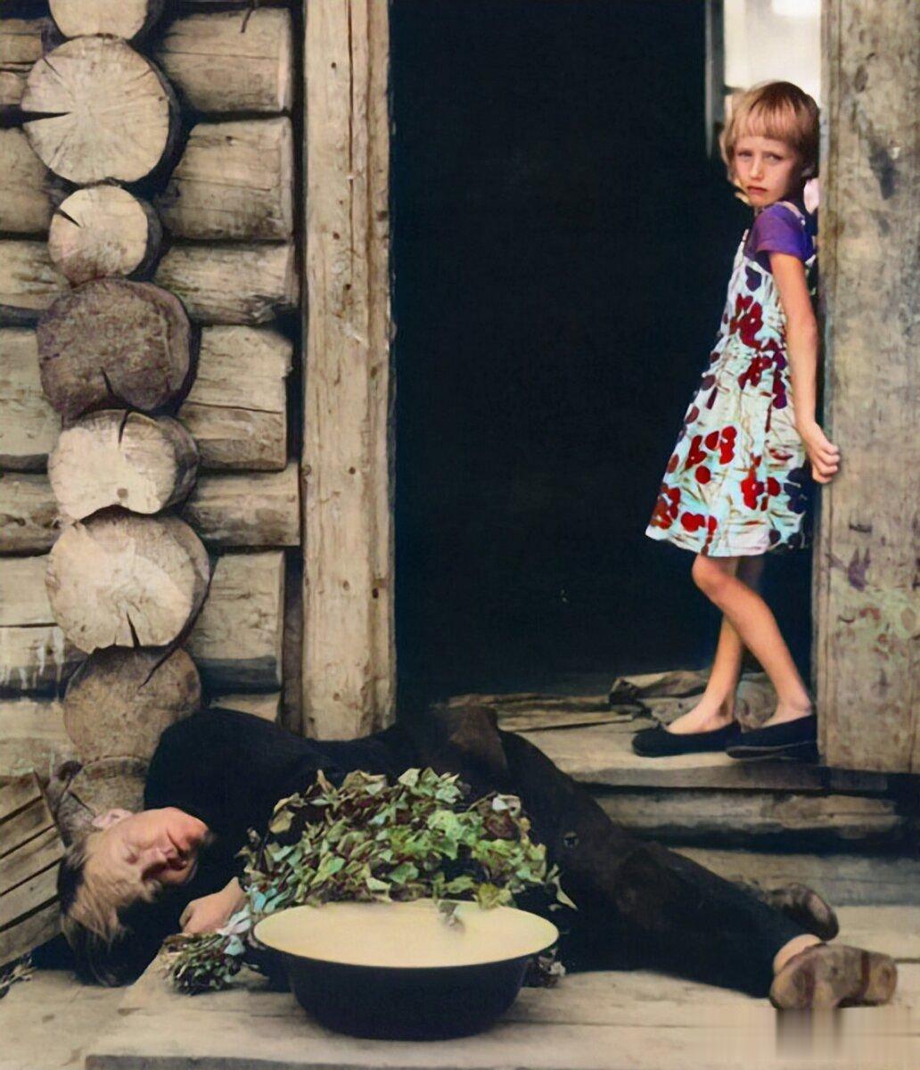 1965年，一个苏联男人醉卧在家门口。今天我休息，一个人溜溜达达出了家门，独自跑